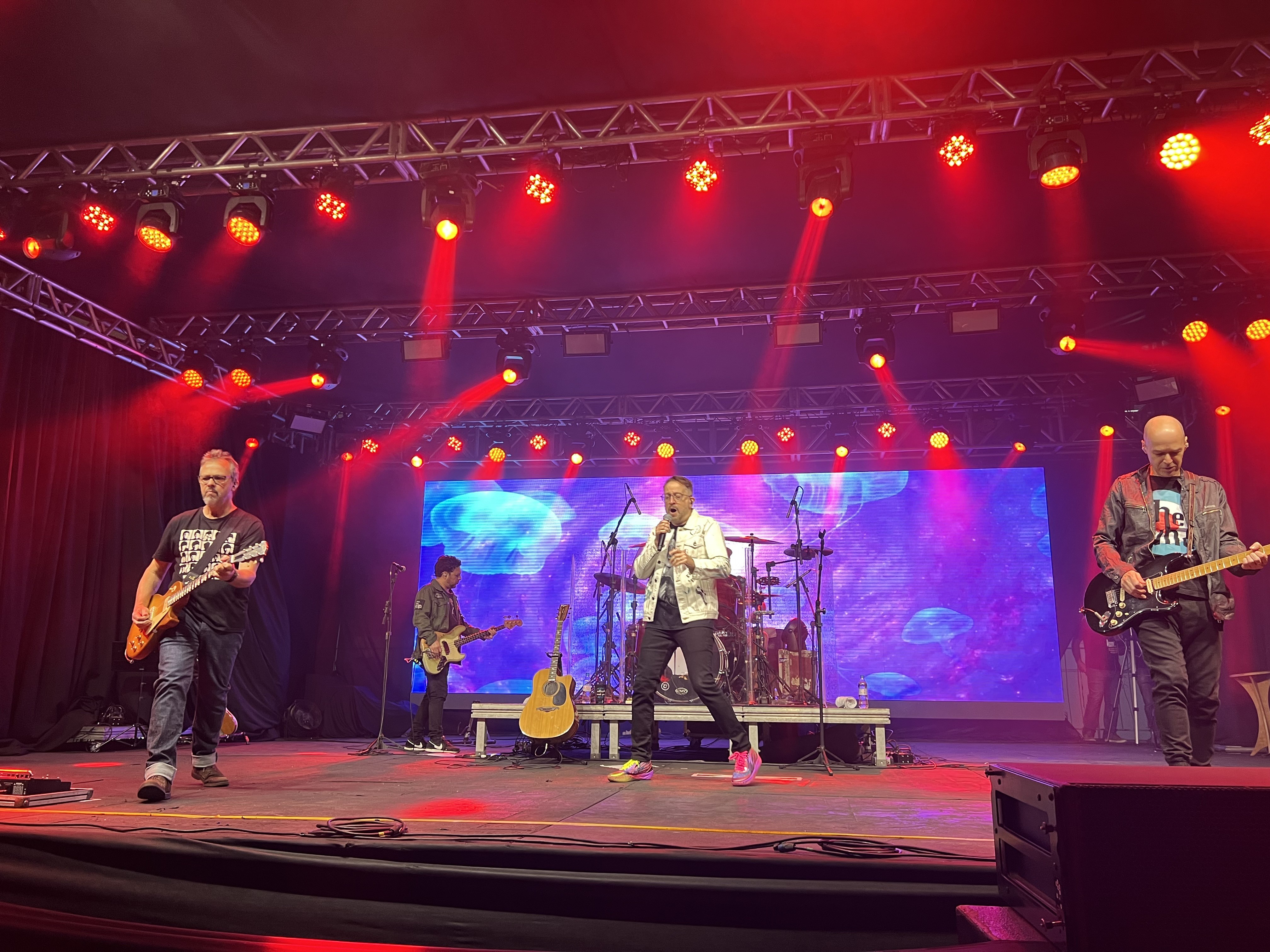 Com show recheado de grandes sucessos, Nenhum de Nós encanta o público no Festimar 2024