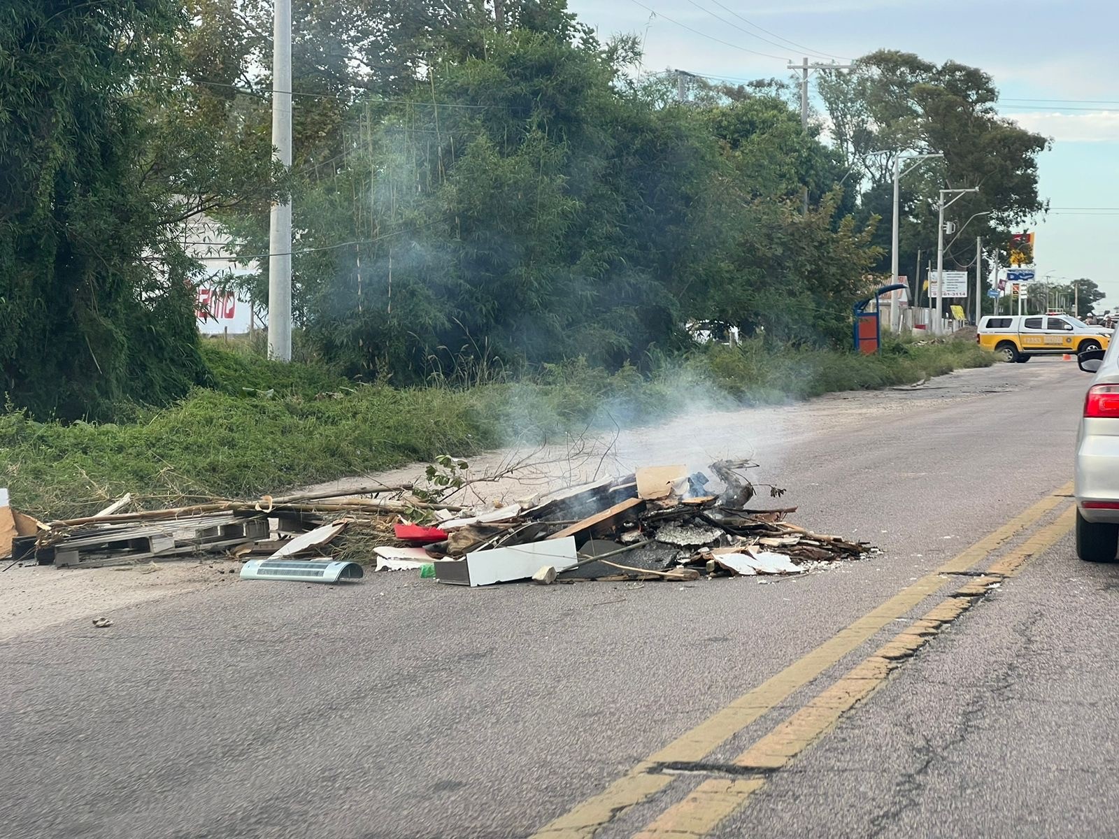 Manifestantes interrompem trecho da ERS-734 em protesto contra a falta de energia elétrica
