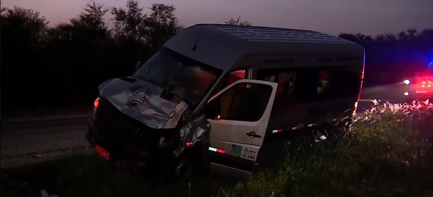 Van que levava pescadores de Rio Grande colide em animais na BR-116, em Guaíba