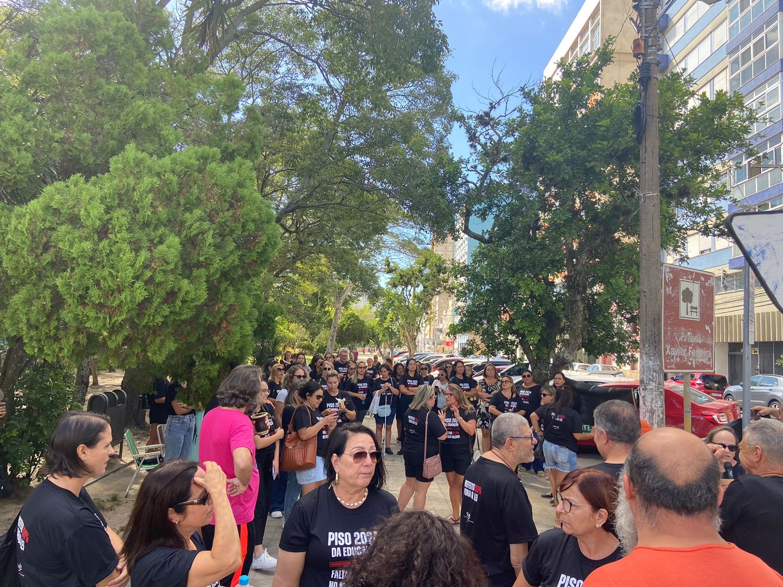 Professores municipais de RG realizam nova manifestação em busca de diálogo com o Executivo