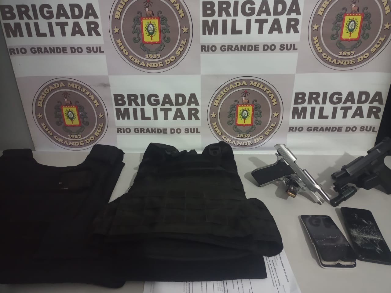 Dupla é presa pela BM por porte ilegal de arma de fogo e receptação no bairro Senandes, em RG
