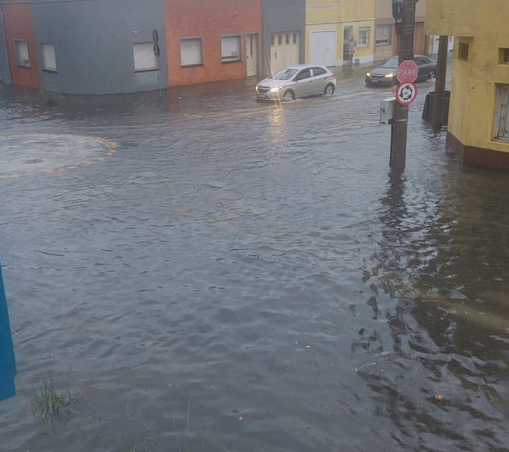 Com acumulado de mais de 110 mm, chuva causa alagamentos em Rio Grande 