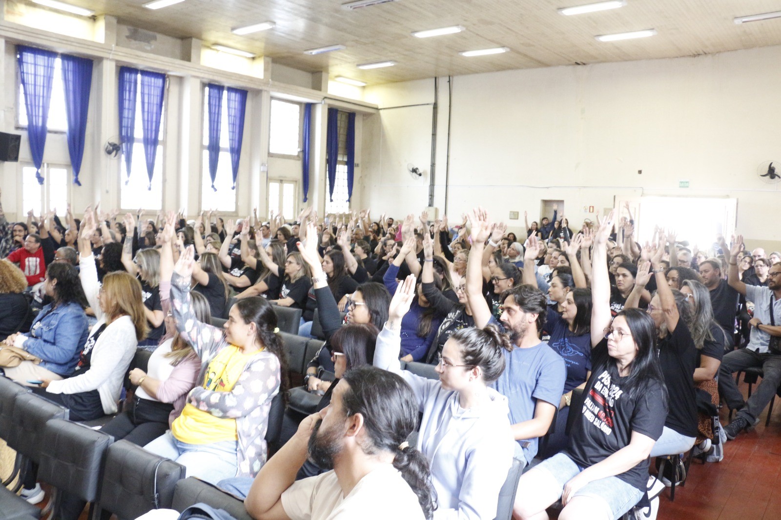 Professores de RG não aderem à greve, mas seguem com manifestações semanais