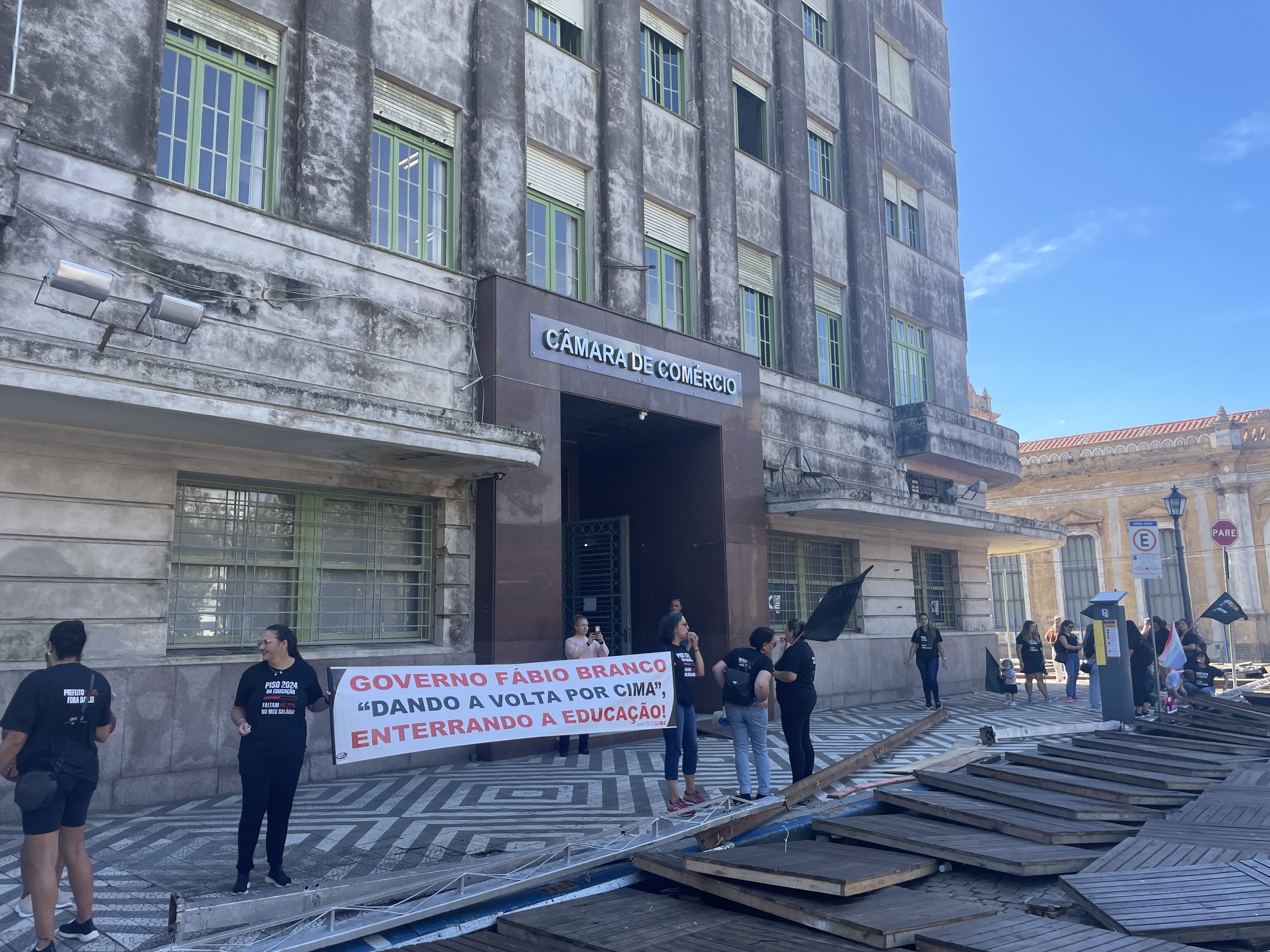 Tá em Pauta começa com protesto de professores municipais contra o Executivo 