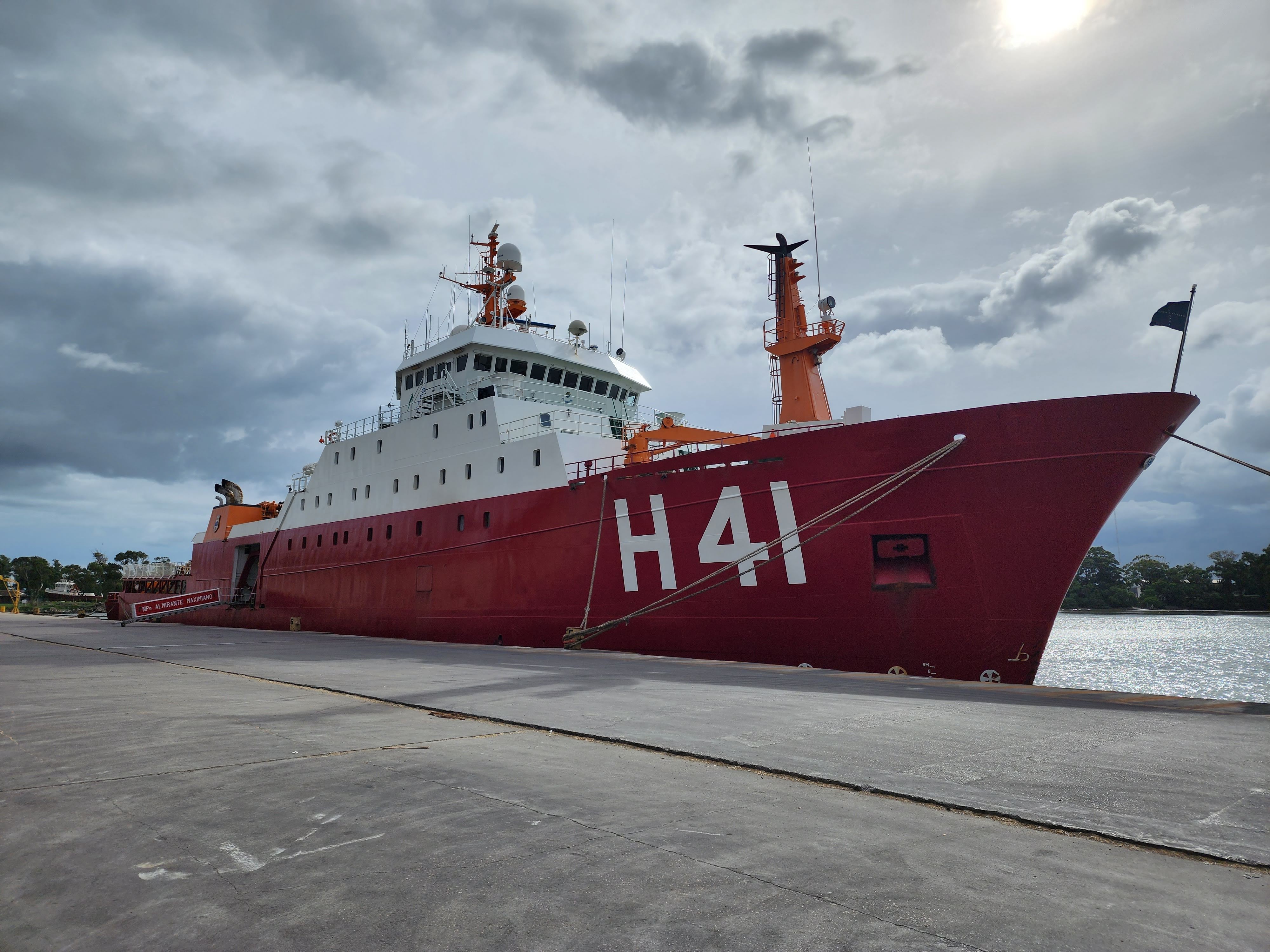 Navios polares da Marinha do Brasil atracam no Porto do Rio Grande