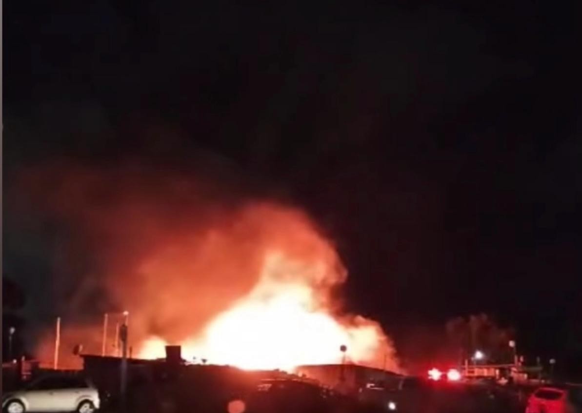 Incêndio destrói uma casa e atinge grandes proporções de outra no bairro Junção