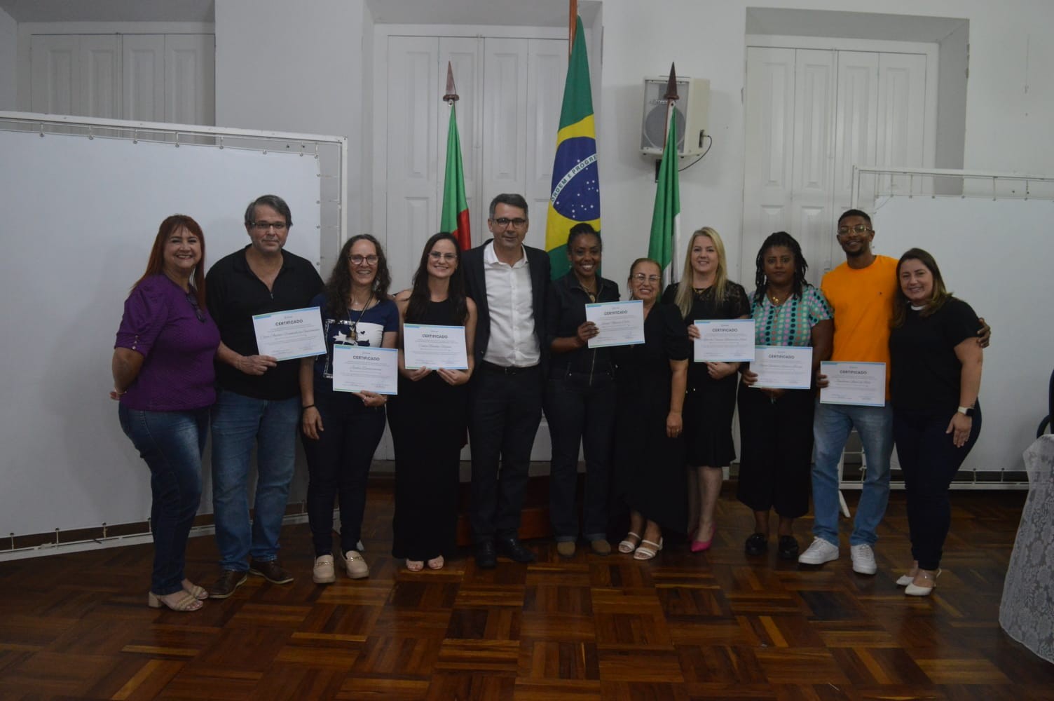 Nova turma de servidores conclui curso de Libras ofertado pelo município
