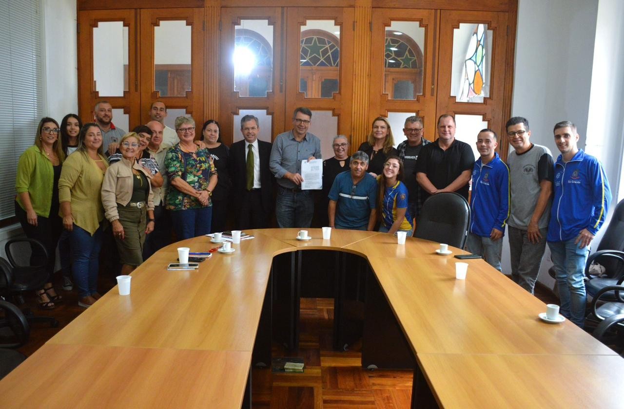 Prefeitura assina termo de fomento a bandas marciais da cidade