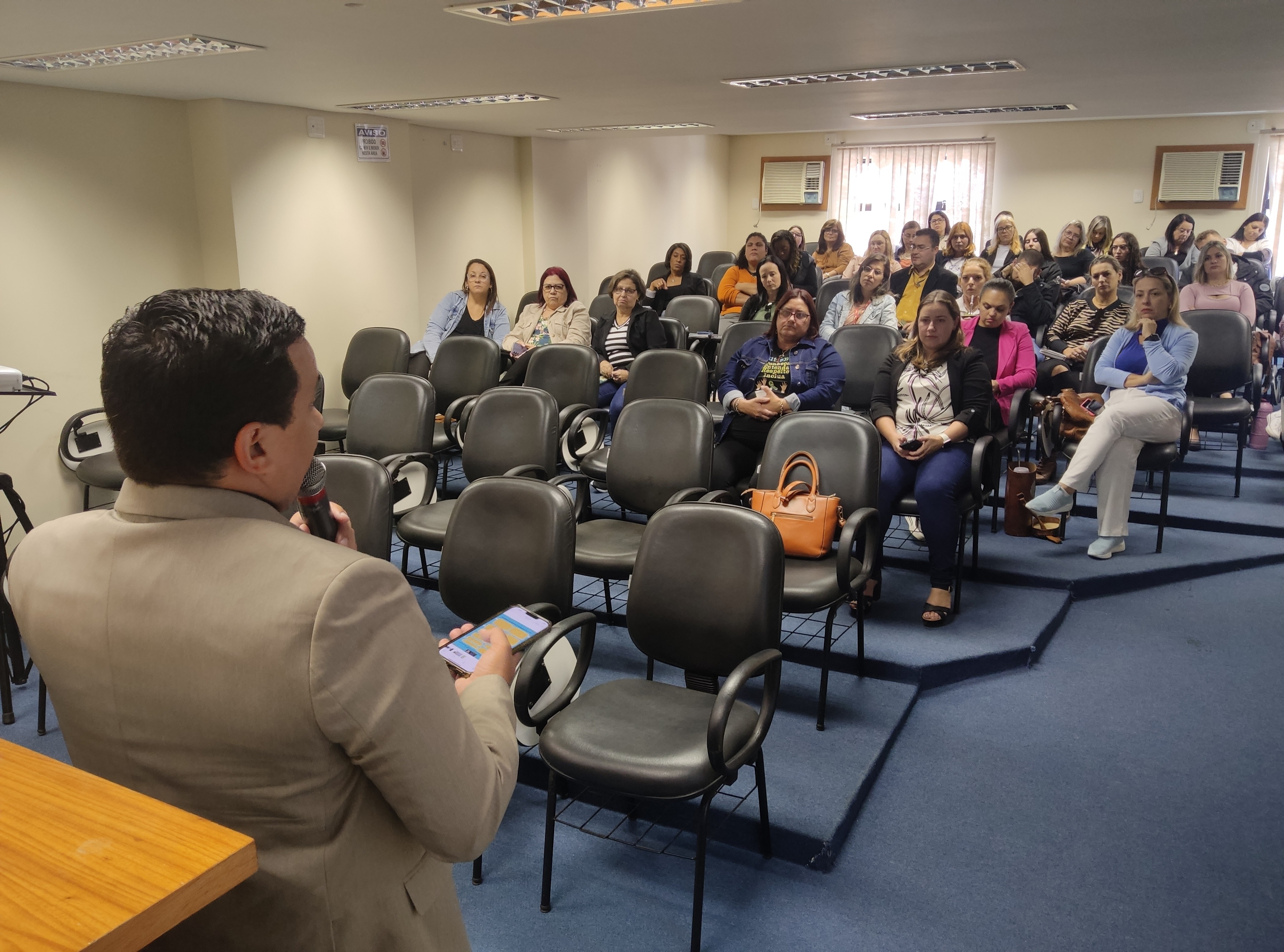 Servidores da Assistência Social de Rio Grande participam de roda de conversa sobre TEA