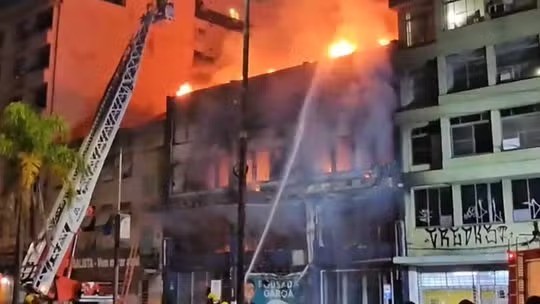 Incêndio atinge pousada ilegal e mata 10 pessoas em Porto Alegre