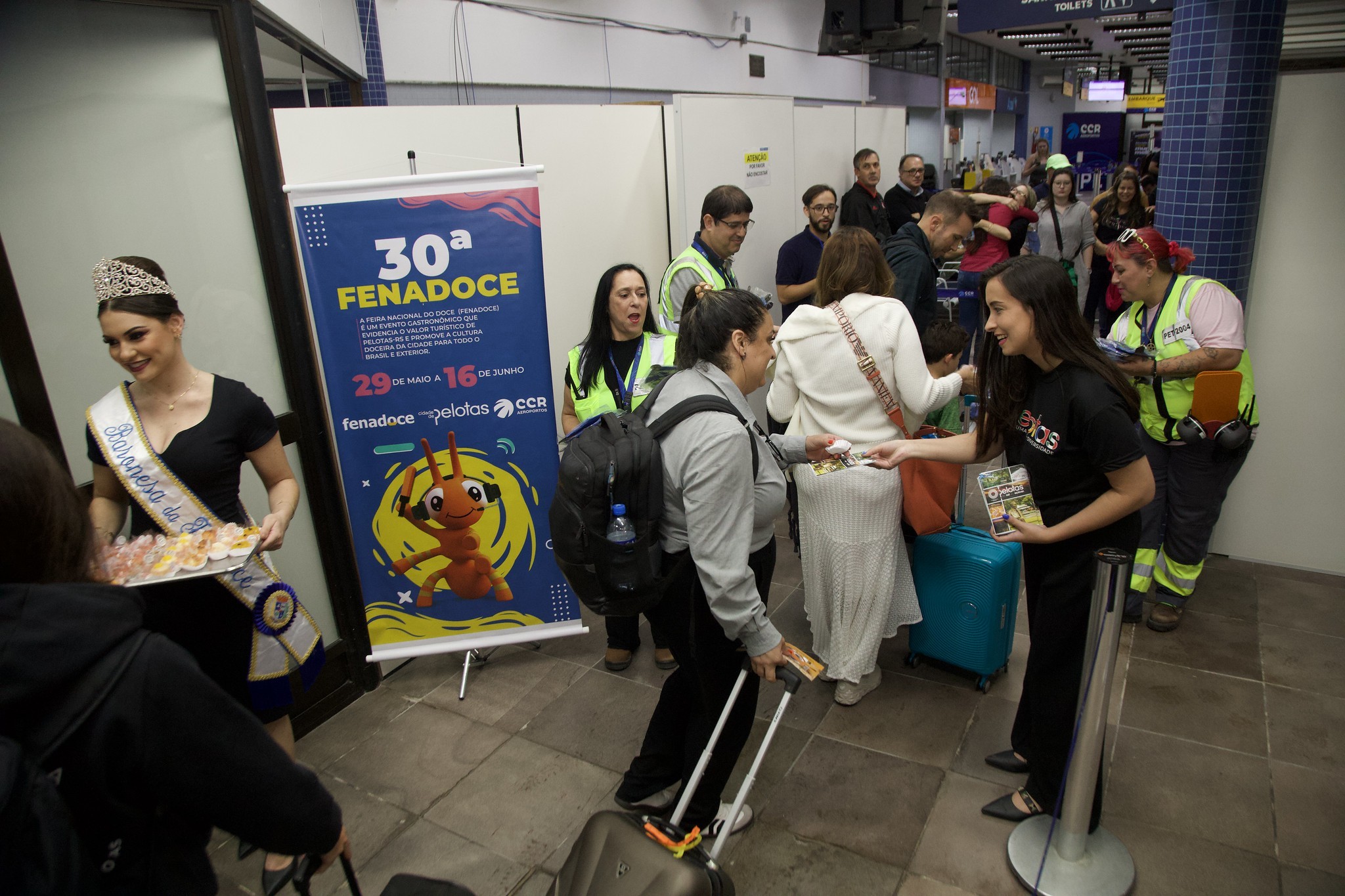 Prefeitura de Pelotas faz ação promocional da Fenadoce no aeroporto