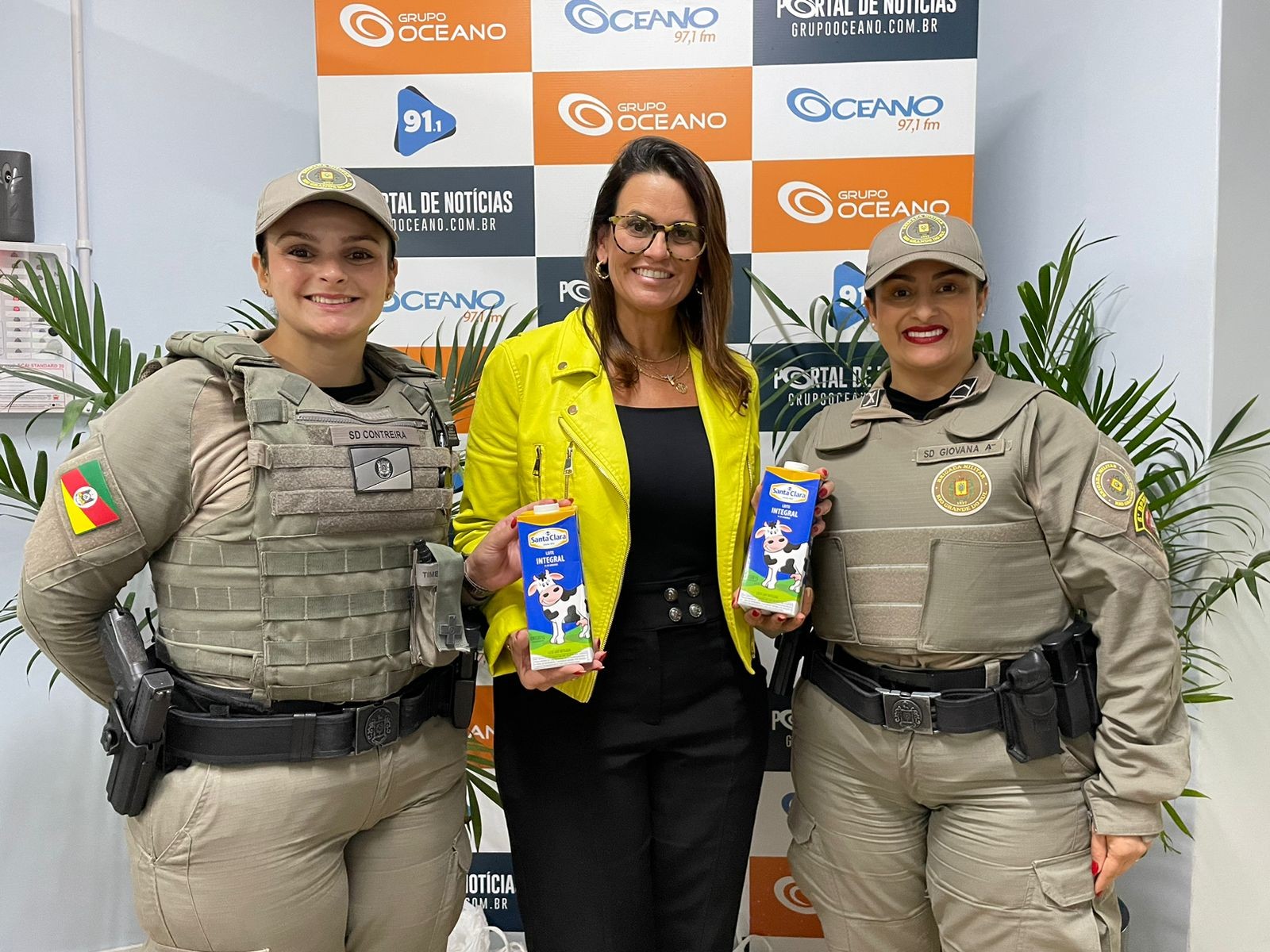 Grupo Oceano entrega doações de leite para Patrulha Maria da Penha