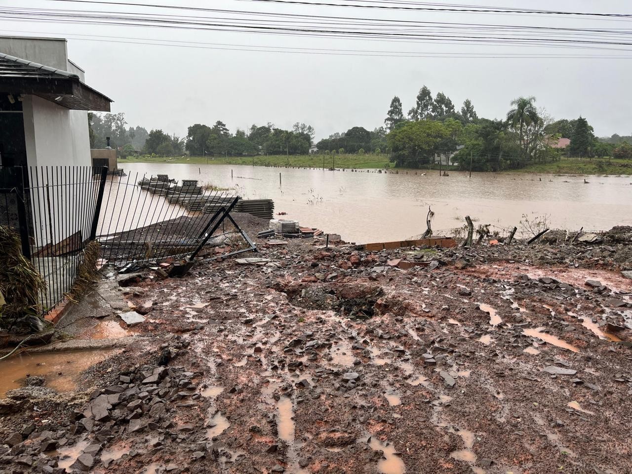 Sobe para 13 número de mortos por causa de temporal no RS