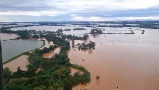 Avião da FAB sobrevoa região alagada após fortes chuvas no Rio Grande Sul. Foto: Força Aérea Brasileira