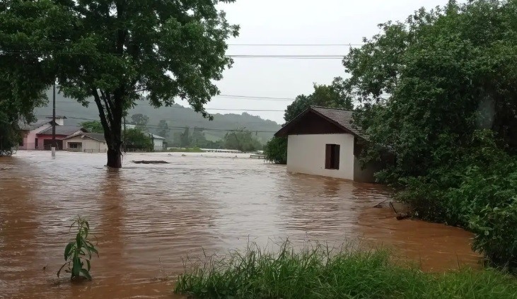Sobe para 39 número de mortos nas enchentes no RS