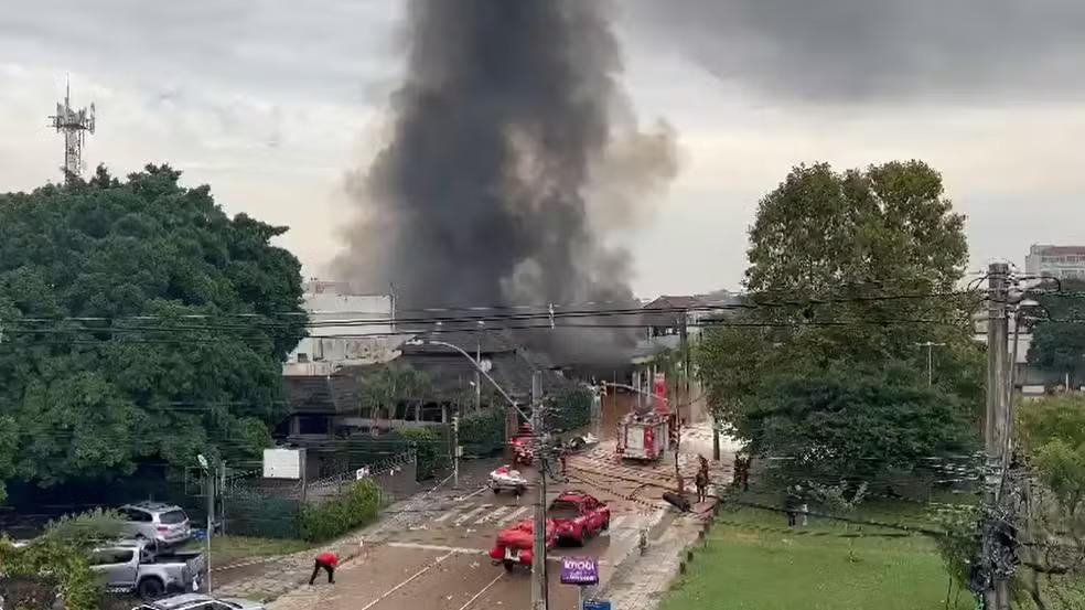 Posto de combustíveis explode em meio a inundação na Capital