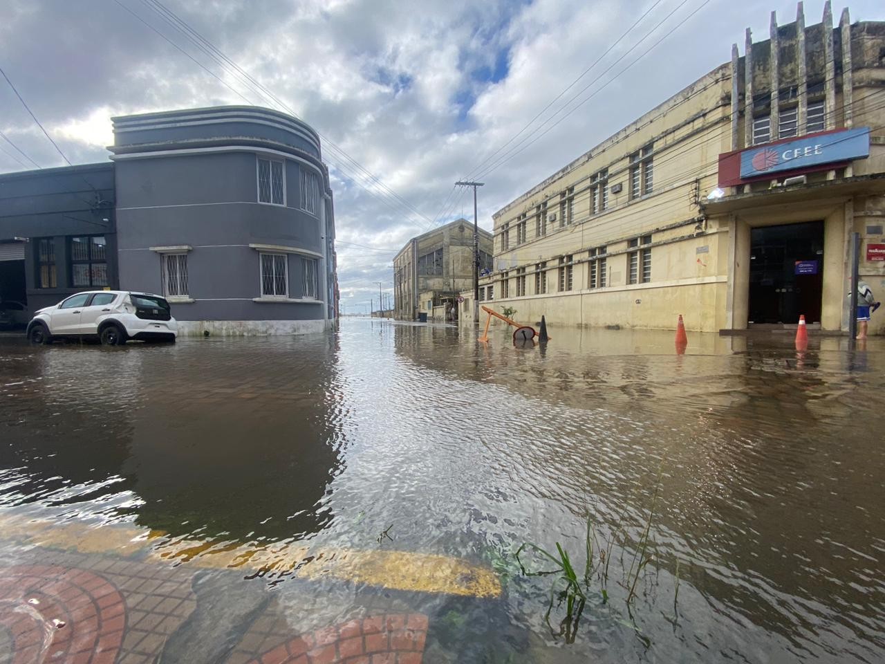 Água avança em pontos do Centro de Rio Grande