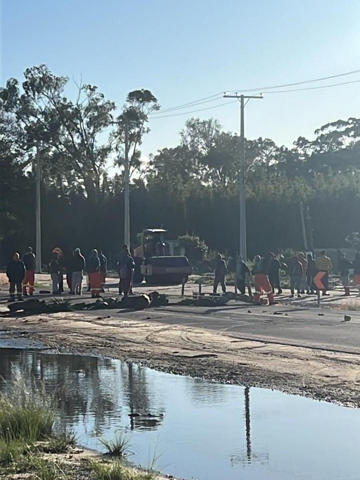 Funcionários de empresa responsável pelo recolhimento de lixo em Rio Grande protestam por falta de pagamento