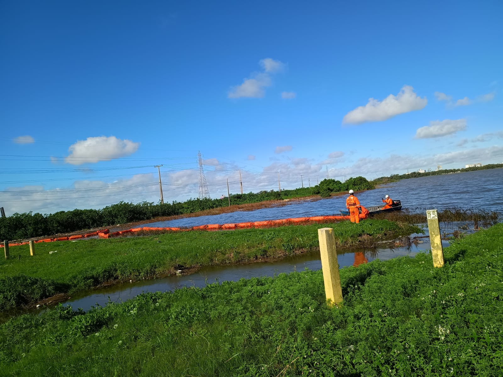 Refinaria Riograndense inicia instalação de barreiras de contenção