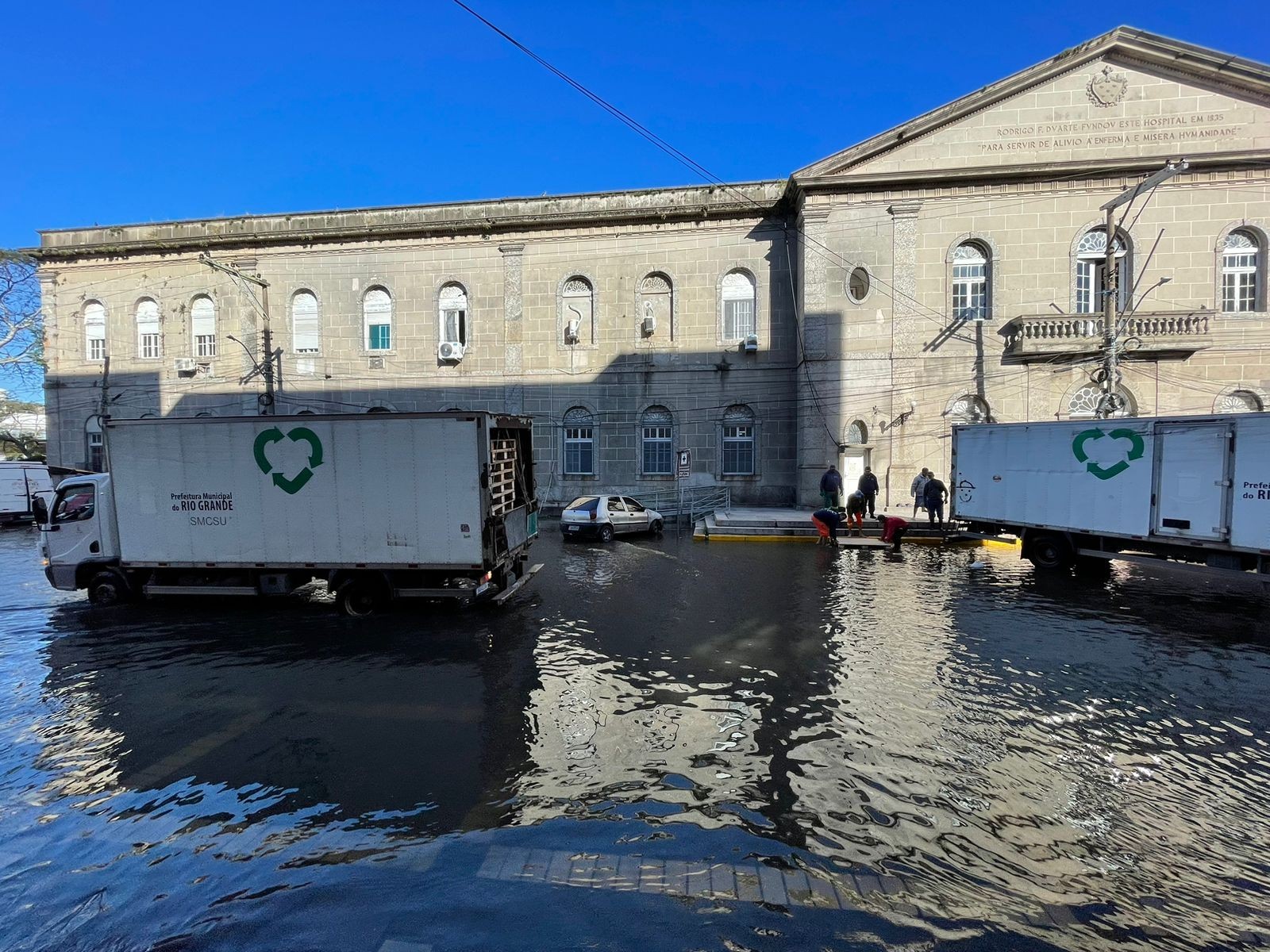 Equipes da Zeladoria montam passarela de acesso entre HU-Furg e Santa Casa
