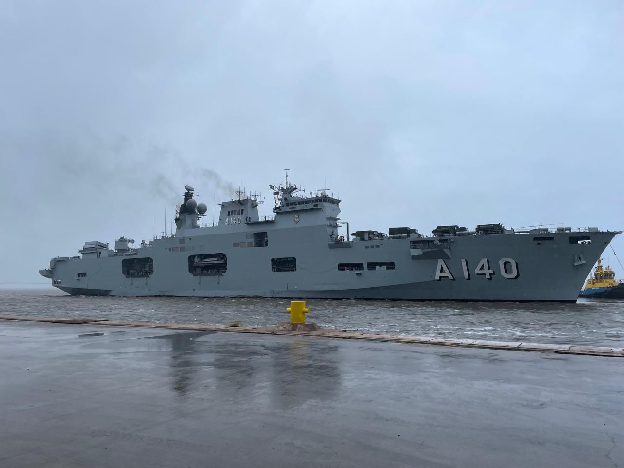 Rio Grande recebe maior navio de guerra da Marinha para ajuda humanitária