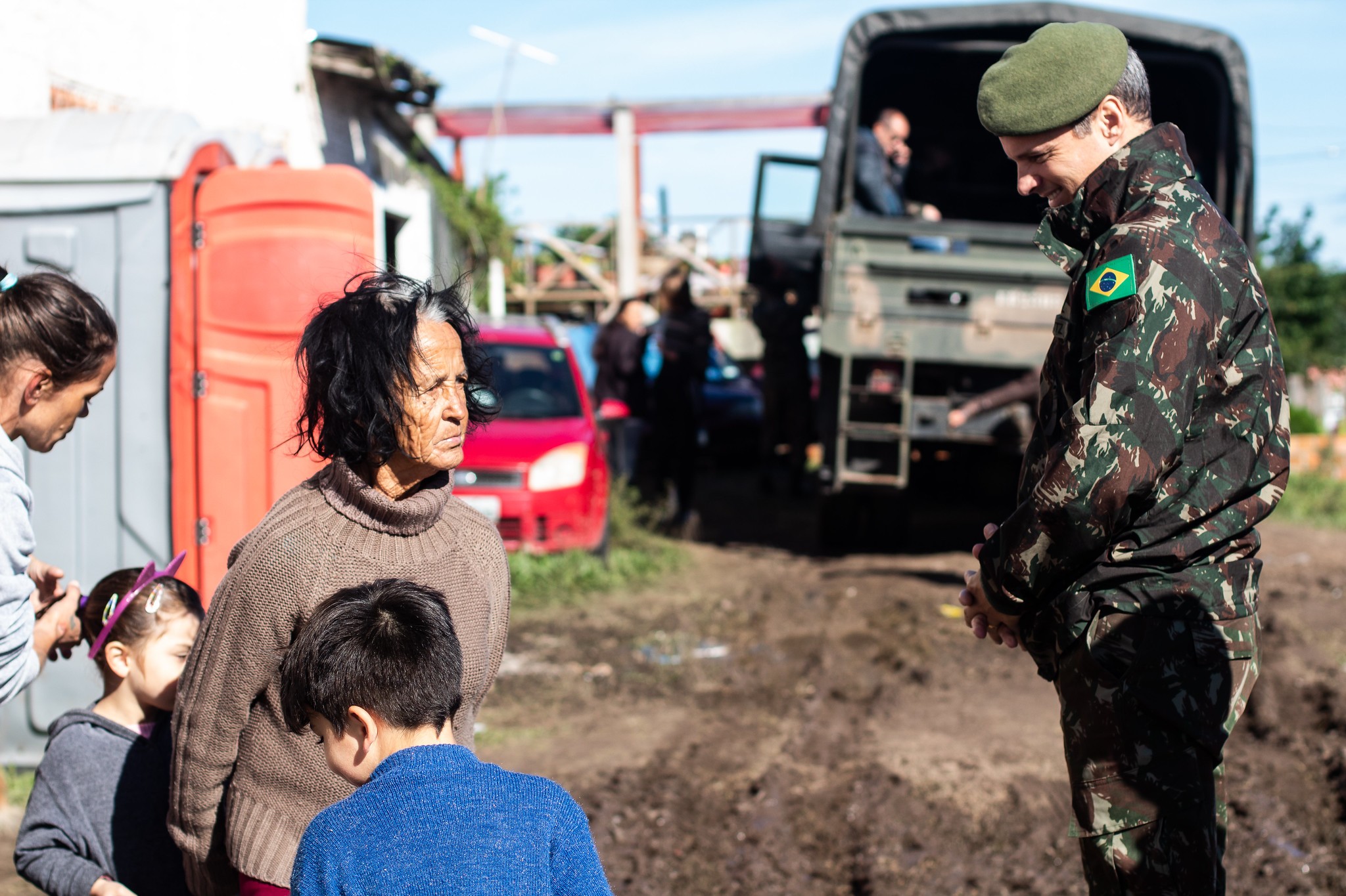 Em Pelotas, prefeitura e militares atuam no amparo à comunidade da Z3