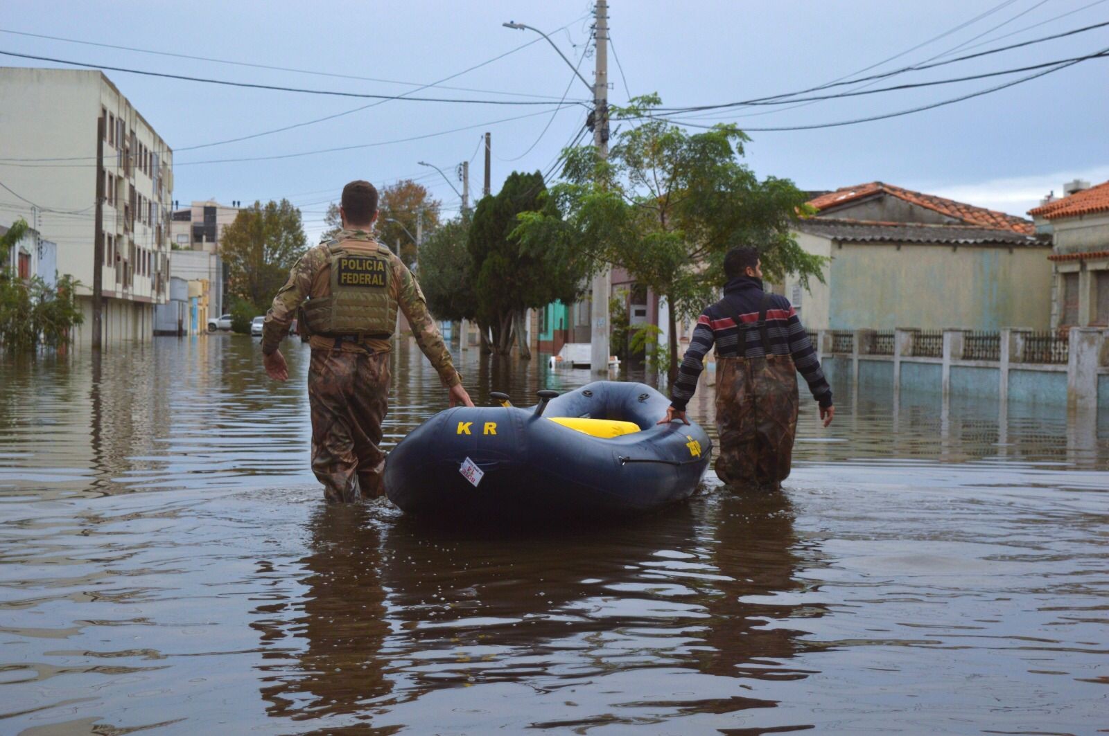 Defesa Civil e voluntários aliados resgataram mais de 240 pessoas na quinta-feira (16) em Rio Grande