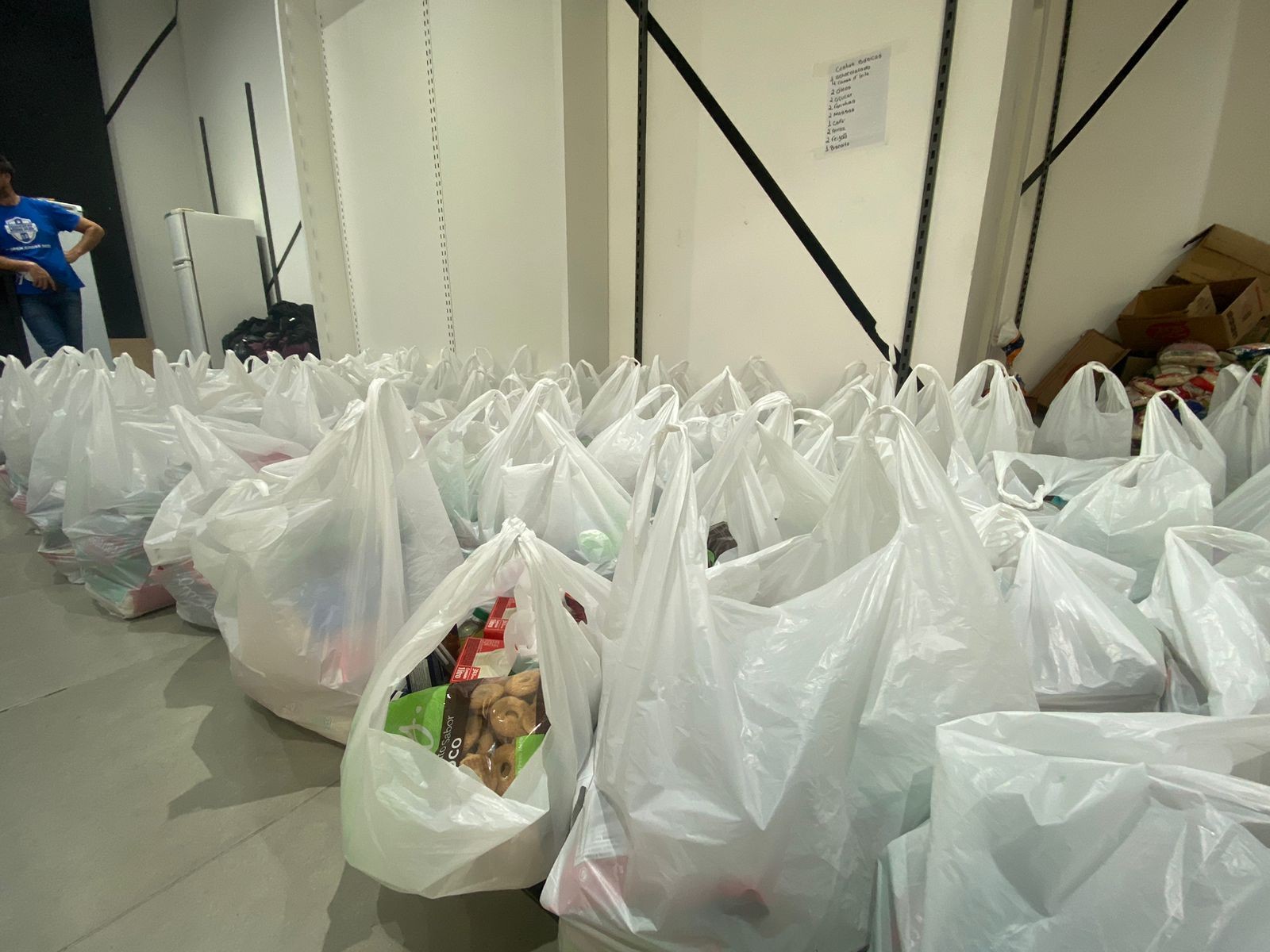 Número para informações sobre cestas básicas foi desativado por operadora, segundo Prefeitura