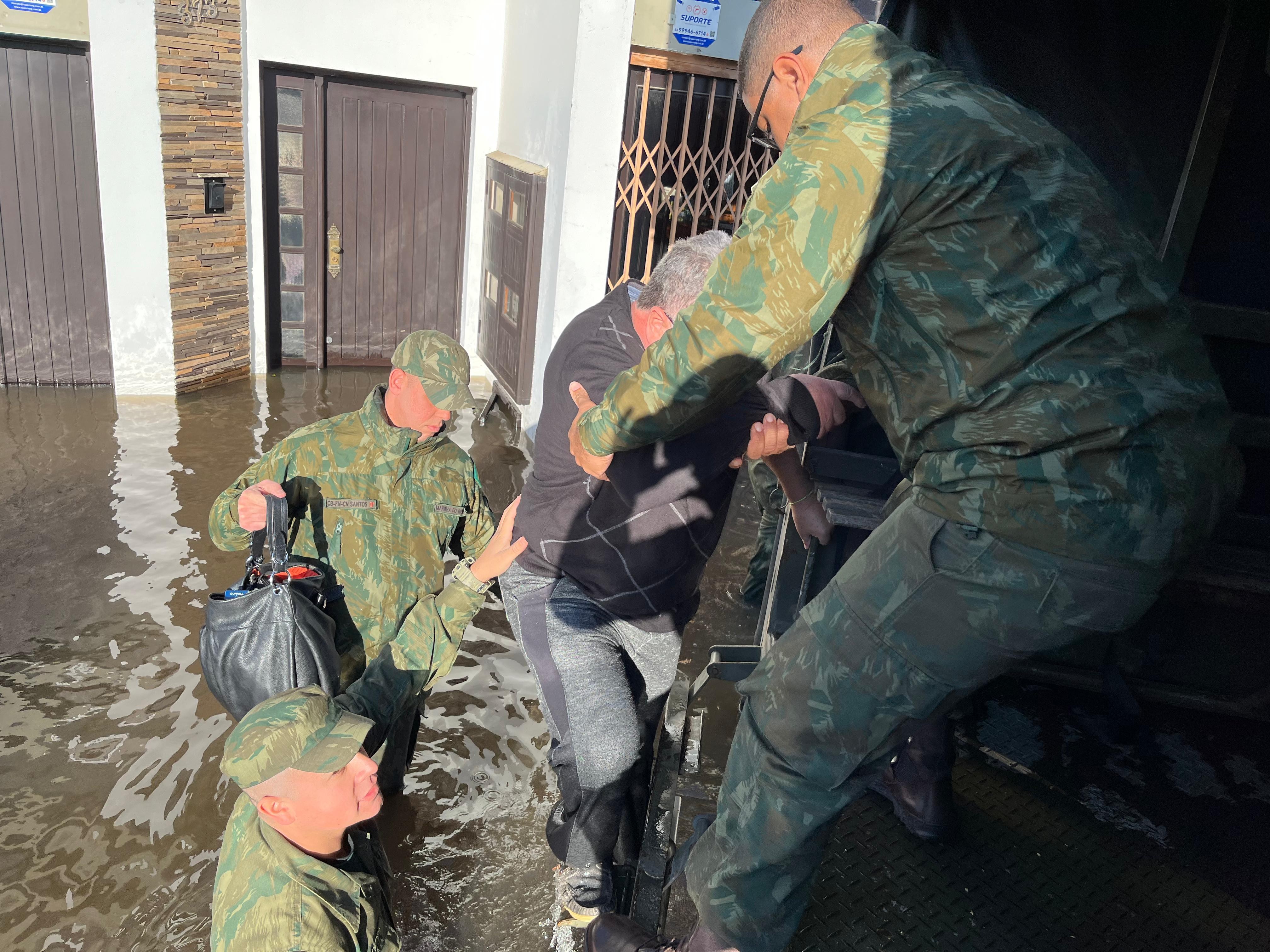 Marinha do Brasil realiza ações de ajuda humanitária em Rio Grande e São José do Norte