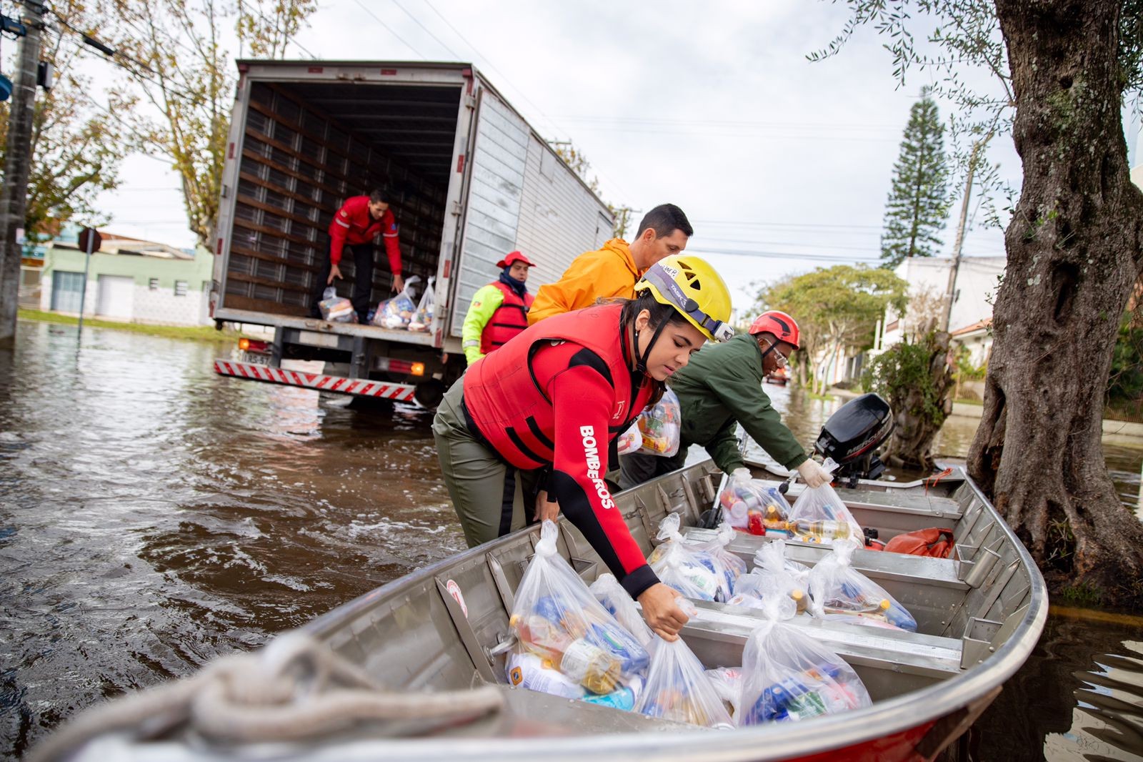 Equipes realizam resgates e entregam cestas básicas neste sábado (18) em Rio Grande