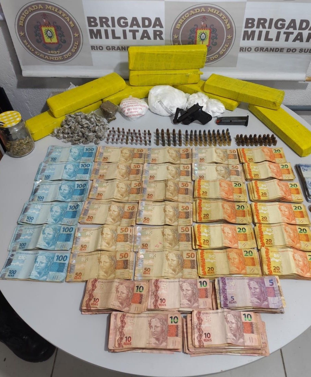BM prende homem com mais de R$35 mil em espécie por tráfico e porte de arma no bairro São João