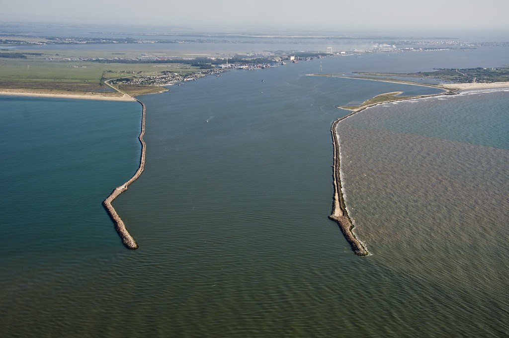 Canal da Barra de Rio Grande segue com correnteza de vazante para o Oceano 