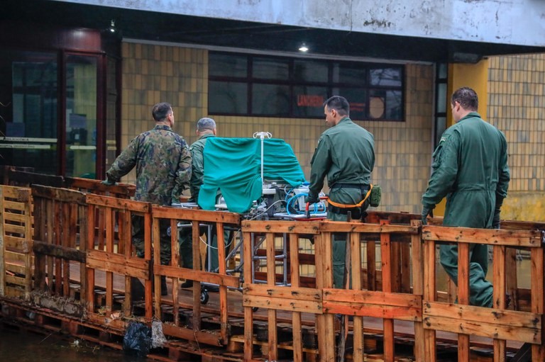 Governo promove operação complexa para transportar cinco pacientes do HU/Furg à Canoas