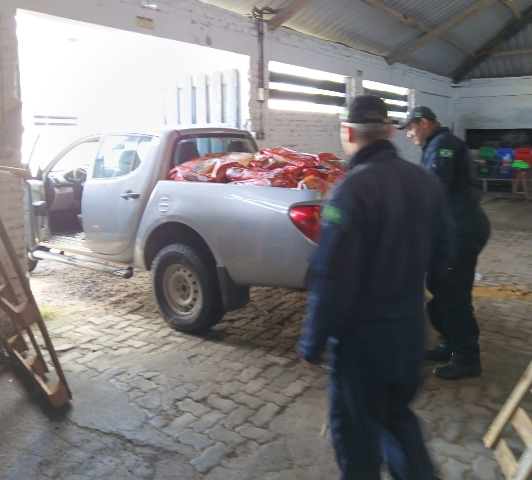 Marinha do Brasil doa uma tonelada de ração para animais em Rio Grande