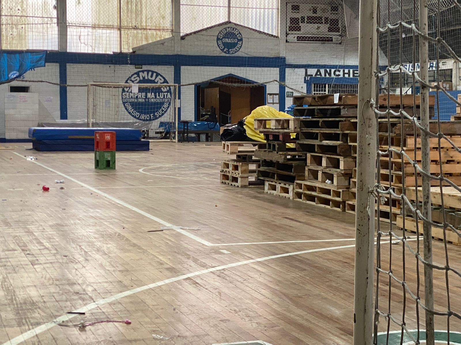 Após ser desativado, famílias que estavam no ginásio do Grêmio Ball  são realocadas 