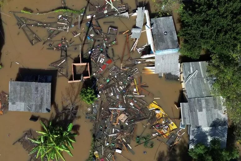 Auxílio Reconstrução: Governo federal lança site para cadastro de famílias atingidas pelas enchentes