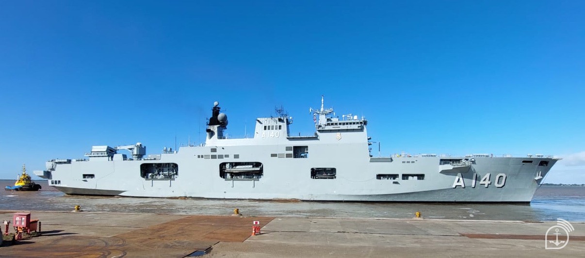 NAM Atlântico desatraca em Rio Grande e terá "encontro" com navio de guerra americano em alto mar