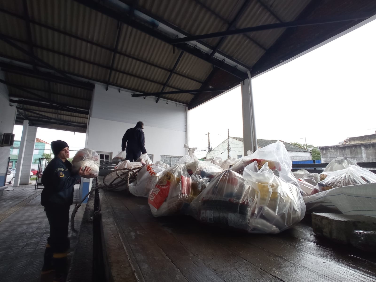Novas cestas básicas e água potável são destinadas para a Ilha dos Marinheiros, em Rio Grande