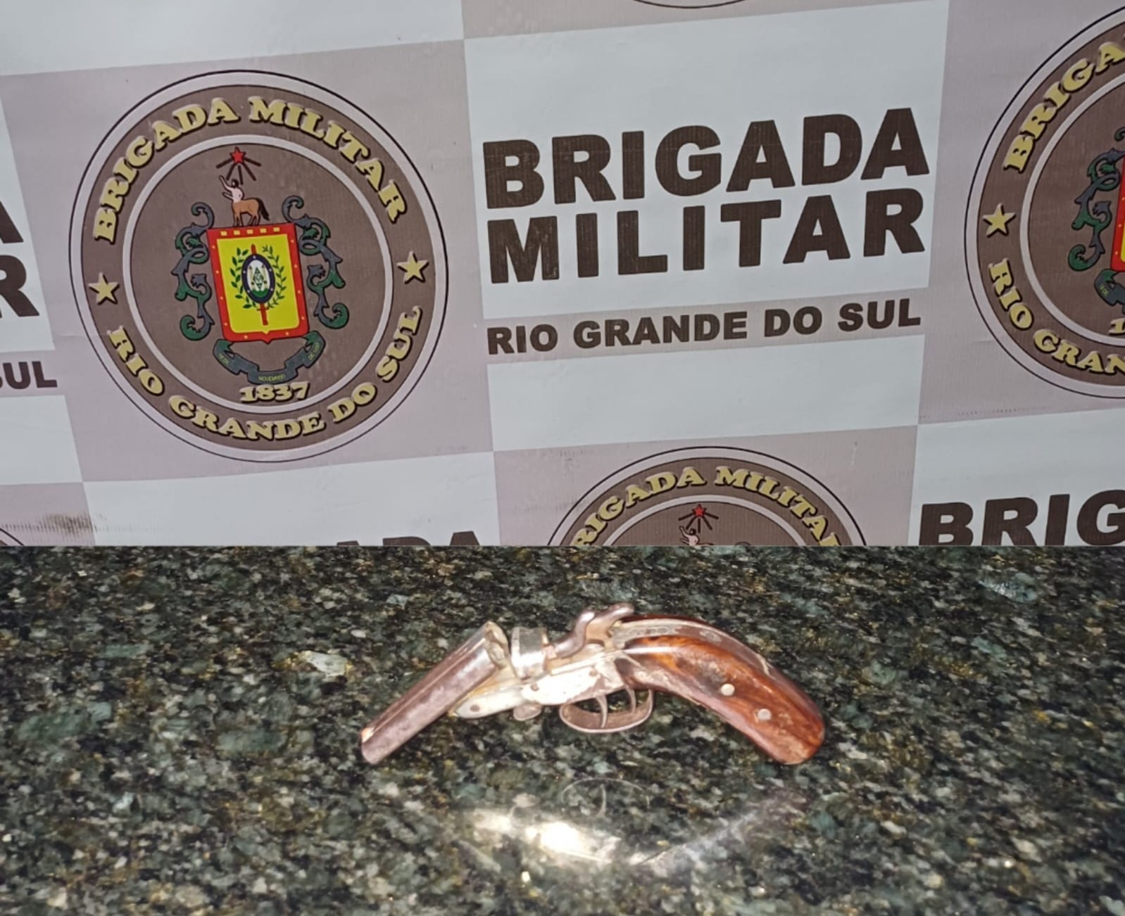 Brigada Militar apreende jovem por porte ilegal de arma de fogo em Rio Grande 