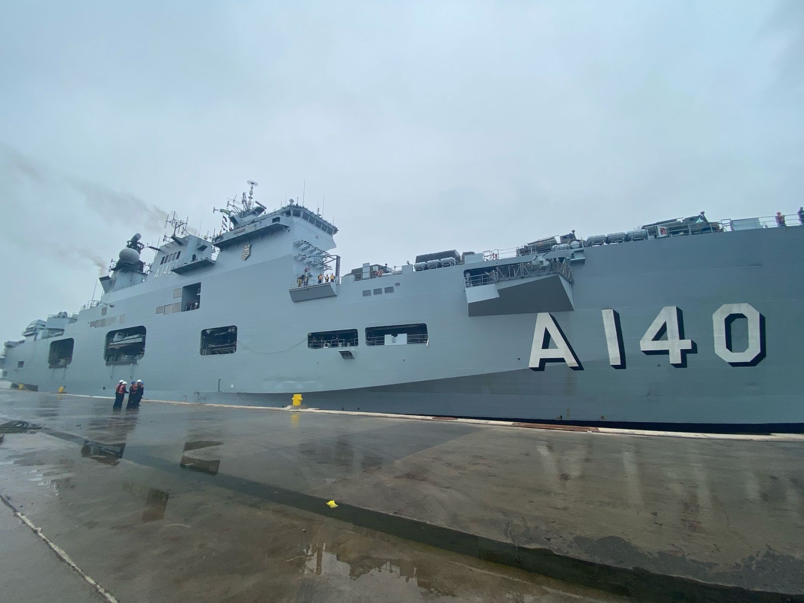 Maior navio de guerra da América Latina retorna à Rio Grande com 15 toneladas de doações