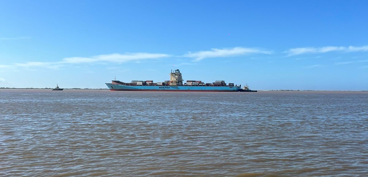 Navio dinamarquês perde força e precisa ancorar no meio do Canal da Barra do Rio Grande