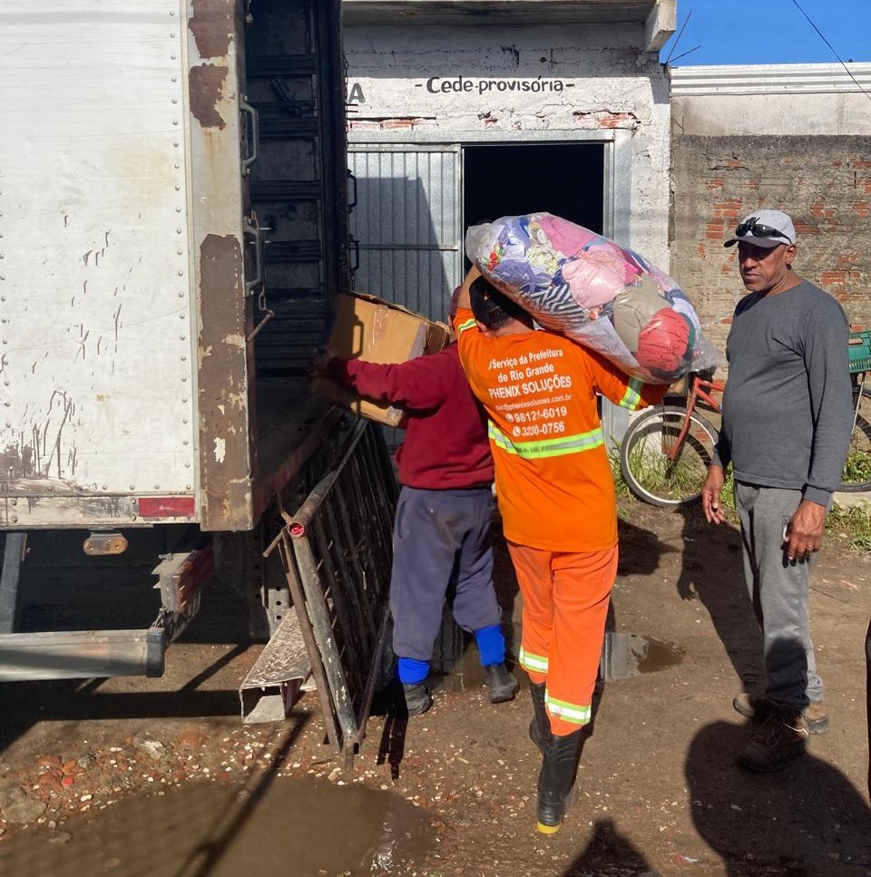 Associações de Bairro de Rio Grande recebem doações de vestuários