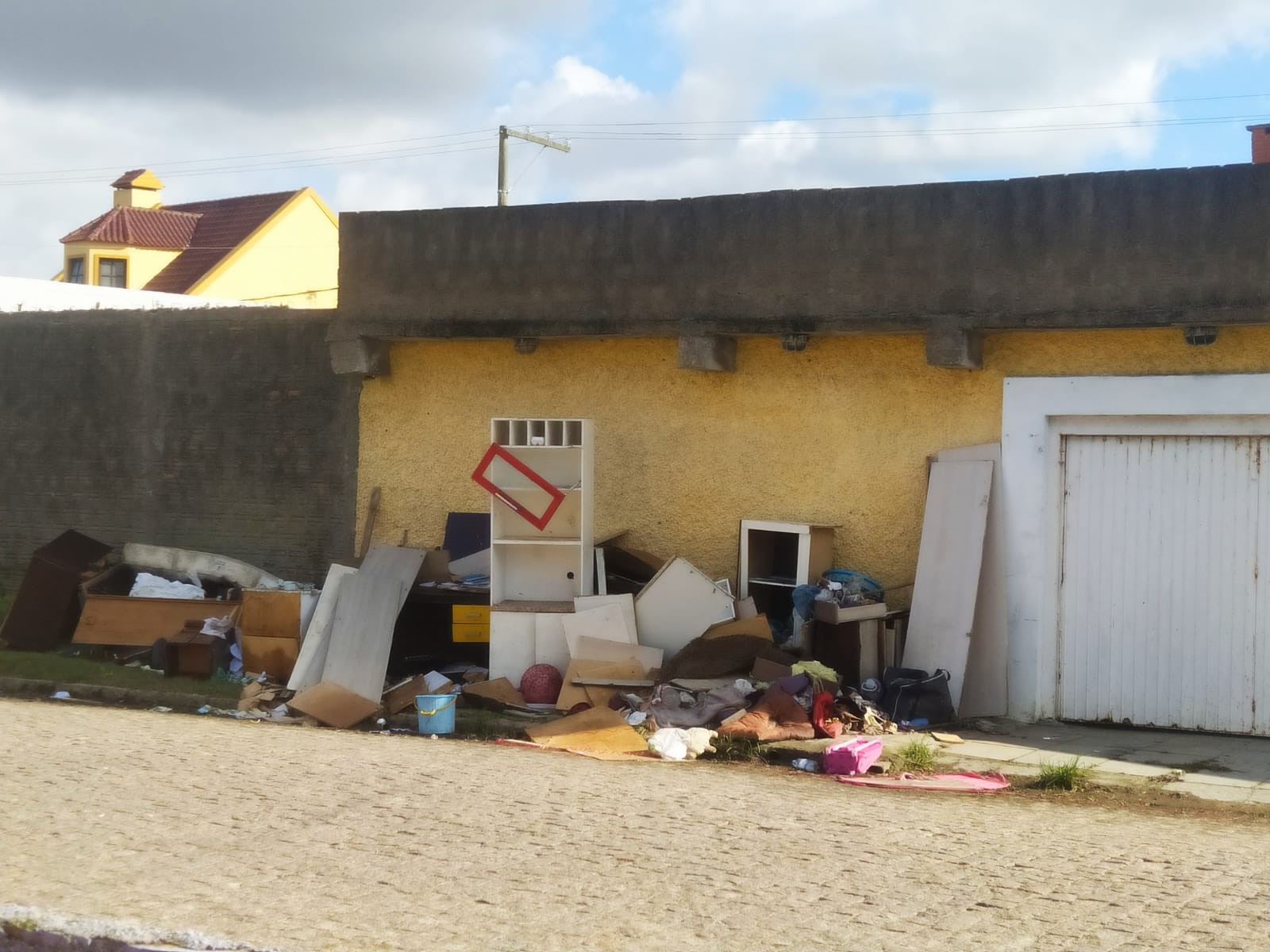 Comunidade rio-grandina começa a se desfazer de móveis afetados pela enchente