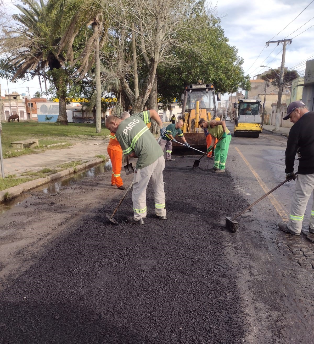 Zeladoria realiza Operação Tapa-Buraco em ruas do Centro de Rio Grande