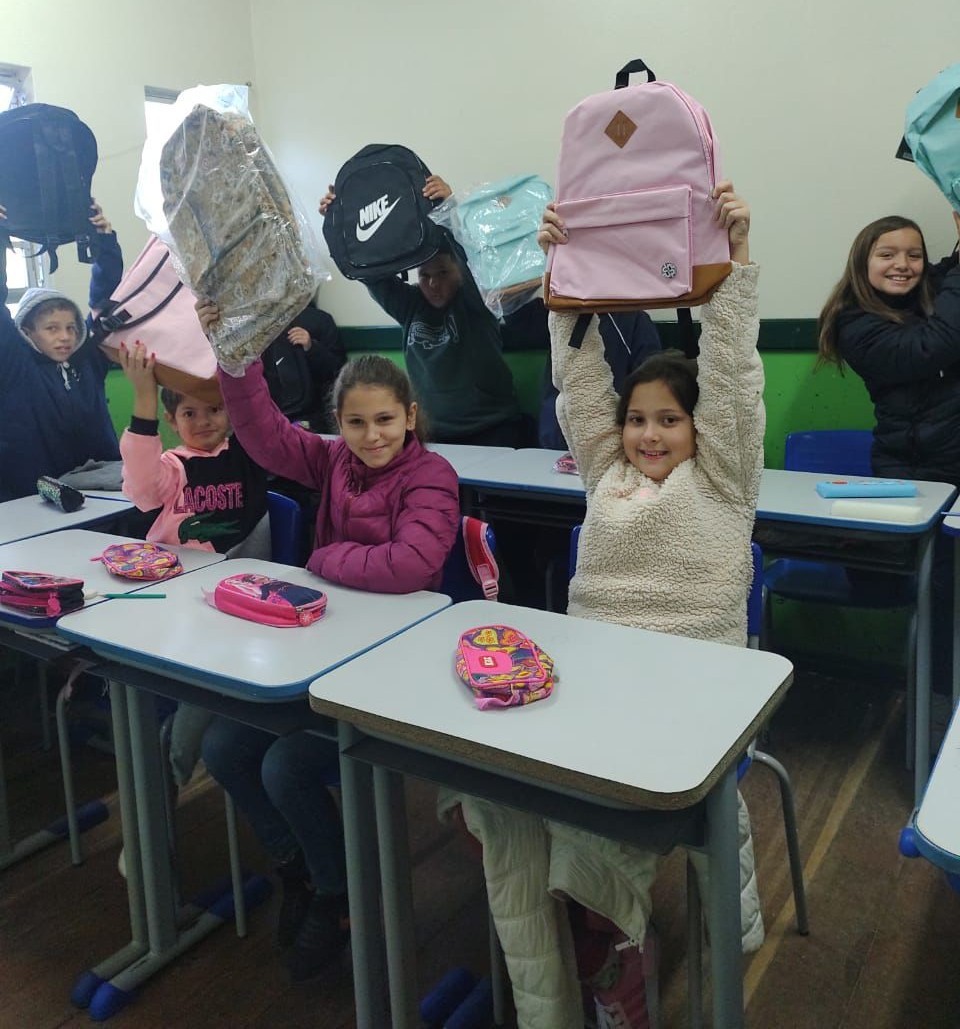 Alunos da Escola de Campanha recebem kits de mochila e estojo durante retorno às aulas