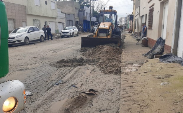 São José do Norte inicia retirada da areia de contenção de água das enchentes