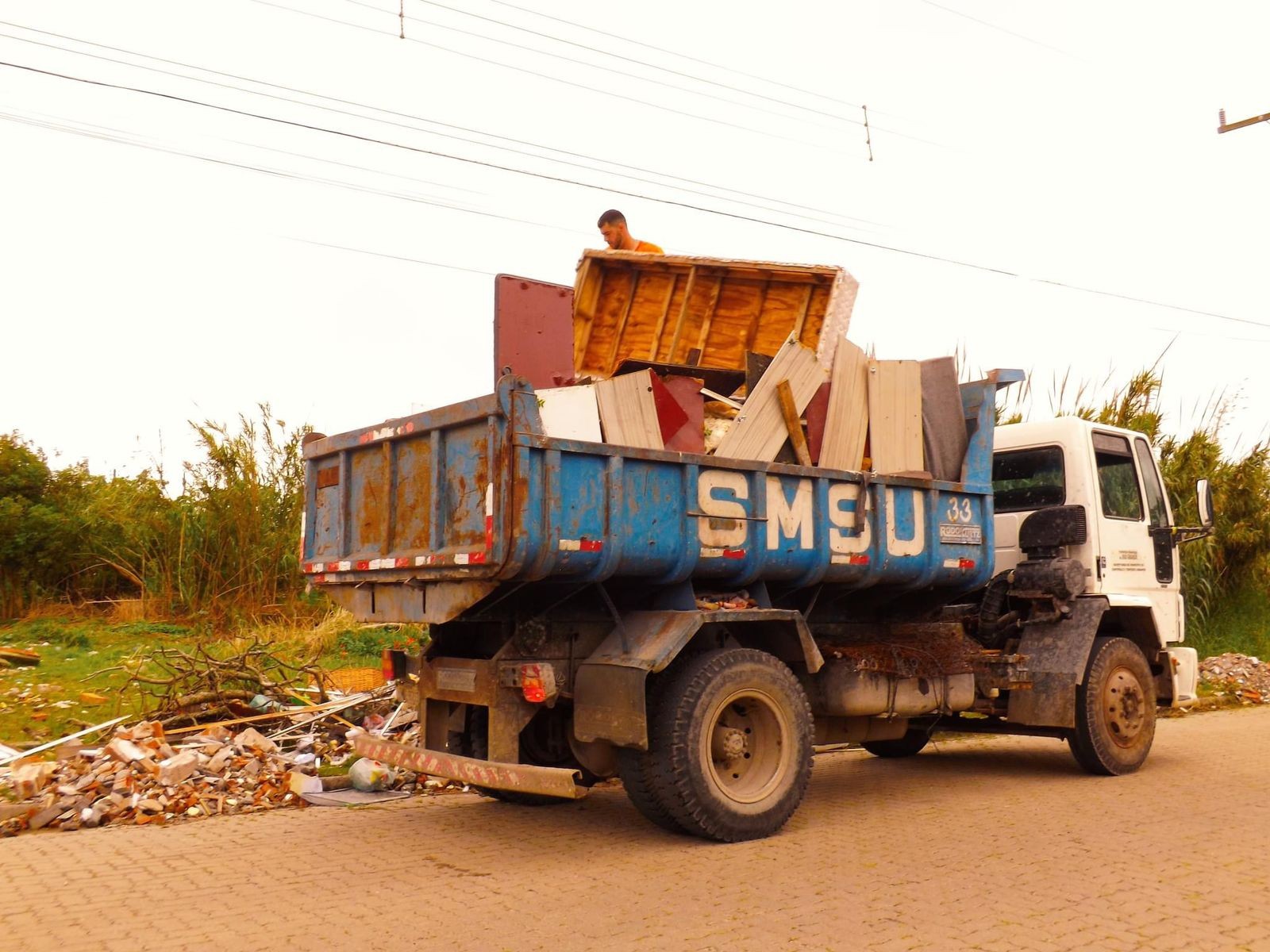 Recolhimento de entulhos tem sido realizada também durante a noite em Rio Grande