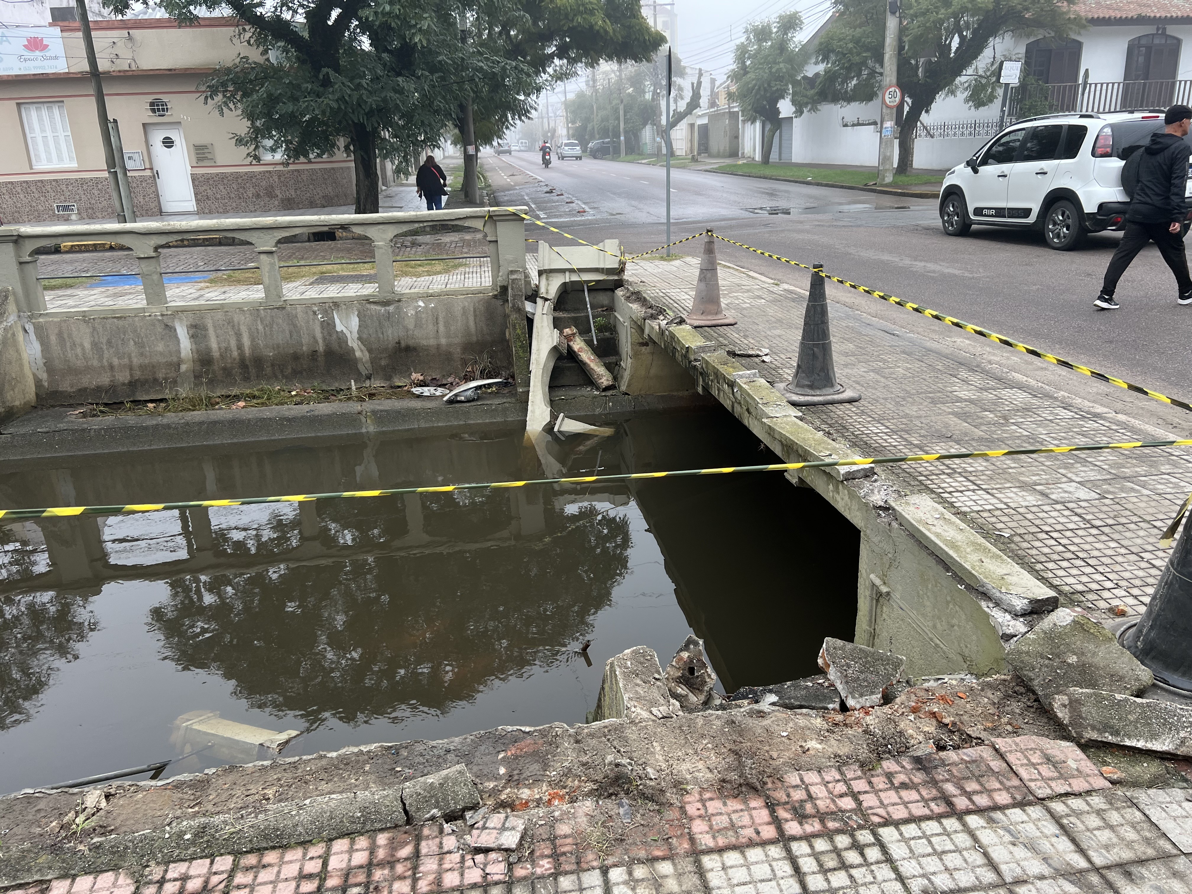 Homem perde o controle do carro e derruba parte da mureta do Canalete da Major Carlos Pinto, em RG