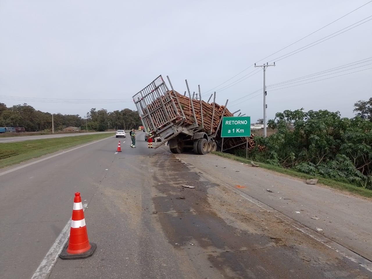 Colisão de caminhões na BR-392 causa alterações no fluxo da rodovia