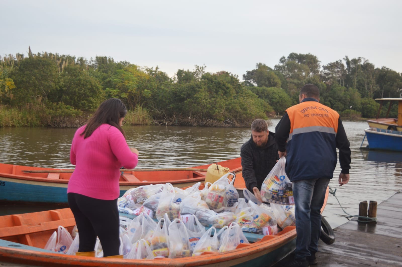 Defesa Civil realiza operação logística para entrega de cestas básicas e água potável na Ilha dos Marinheiros